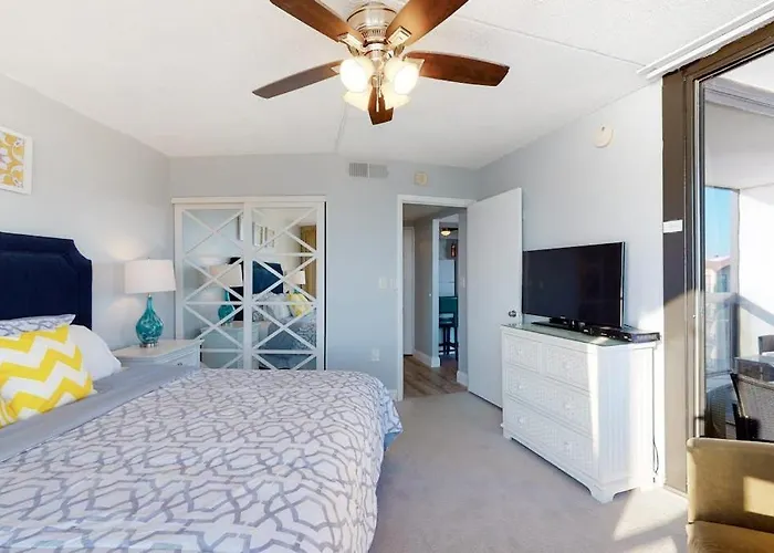 Holiday home Updated Oceanfront With Balcony Ac Washer & Dryer Pools & Sauna
